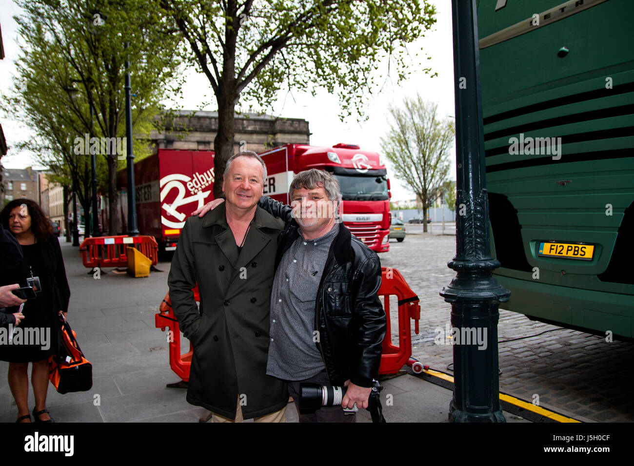 Dundee,Tayside, Scotland, UK. 17th May, 2017. 1980`s rock group Simple Minds arrive in Dundee for the start of their UK tour. Jim Kerr [left] standing outside the Caird Hall Back Stage entrance with local photographer Mr Euan Donegan of Dundee Photographics [right] before the acoustic live concert at 7.30pm today. Credits: Dundee Photographics / Alamy Live News Stock Photo